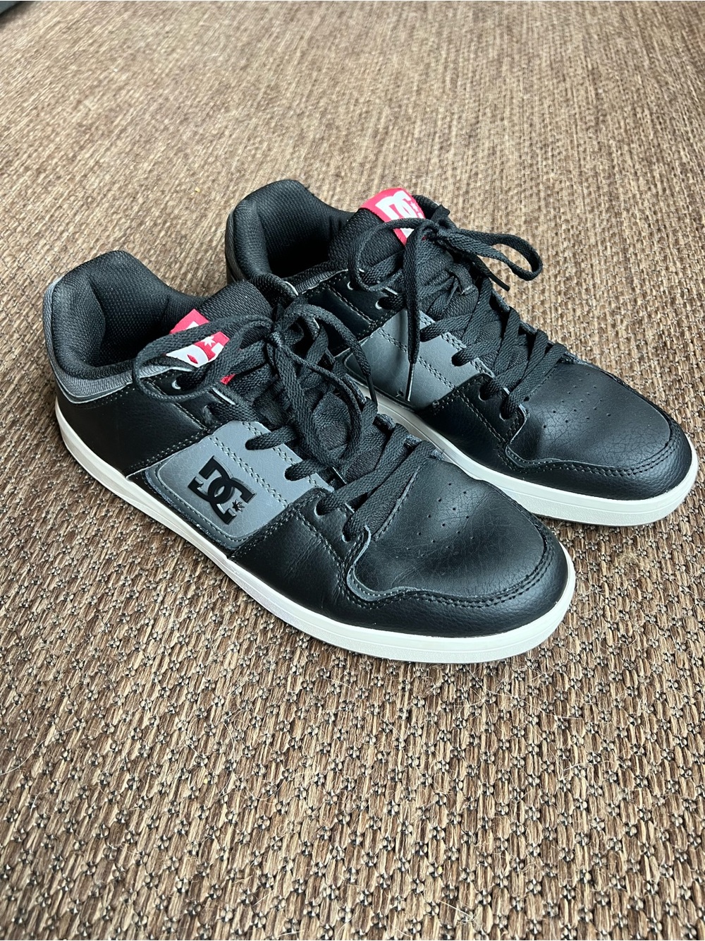 DC Shoes Cure Men’s Skate Shoes Black Gray Red Size 11